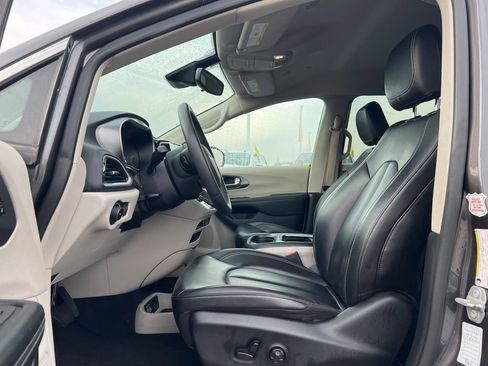 Used 2023 Chrysler Pacifica Touring-L image 11