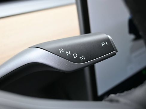 Used 2025 Tesla Model Y Long Range RWD image 19