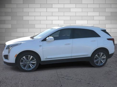 Used 2025 Cadillac XT5 Premium Luxury image 2