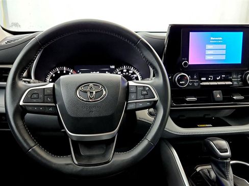 Used 2023 Toyota Highlander XLE image 22
