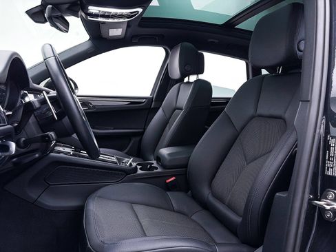 Used 2024 Porsche Macan AWD/4WD image 21