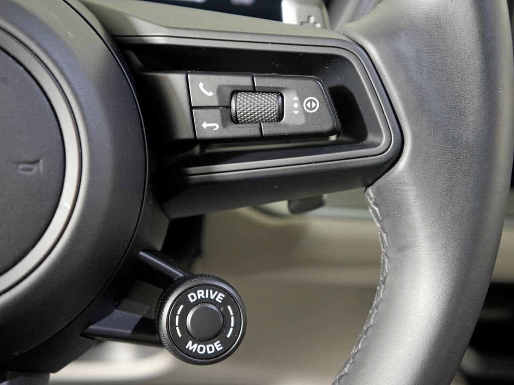 Certified 2024 Porsche Cayenne AWD/4WD image 30