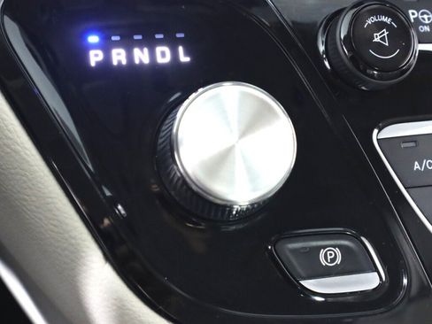 Used 2017 Chrysler Pacifica Platinum FWD image 19