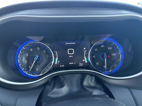 Used 2023 Chrysler Pacifica Touring-L image 21