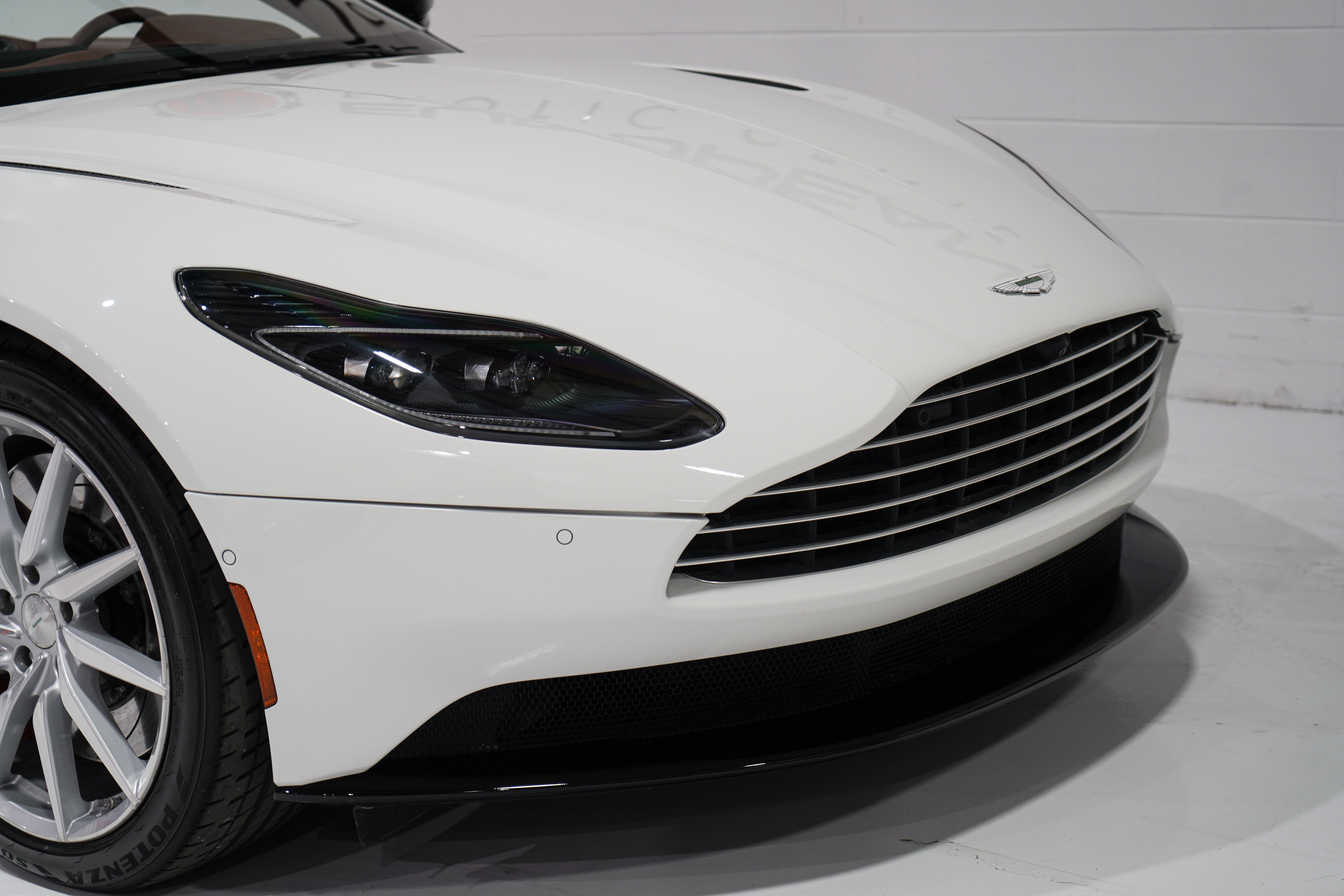 Used 2020 Aston Martin DB11 Volante RWD image 25