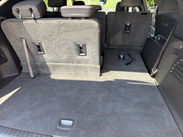 Used 2024 Chevrolet Traverse LT w/ LPO, Floor Liner Package FWD image 10