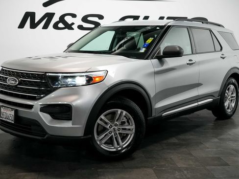 Used 2023 Ford Explorer XLT RWD image 2