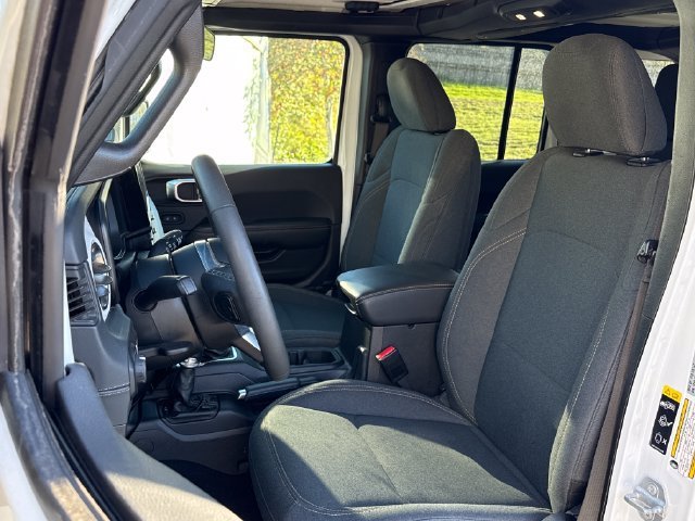 Used 2025 Jeep Wrangler Unlimited Sahara AWD/4WD image 17