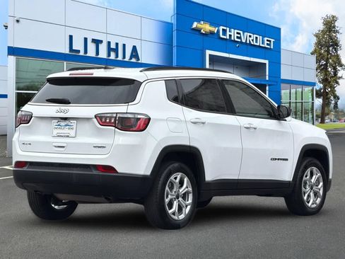 Used 2025 Jeep Compass Latitude AWD/4WD image 2
