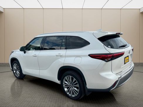 Used 2021 Toyota Highlander Platinum AWD/4WD image 4