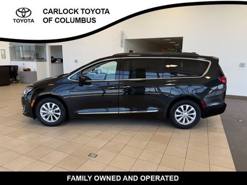 Used 2017 Chrysler Pacifica Touring-L image 2