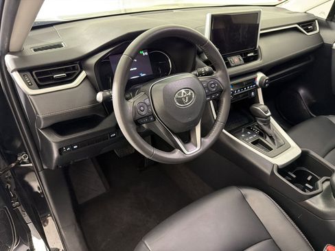 Used 2023 Toyota RAV4 XLE Premium FWD image 4