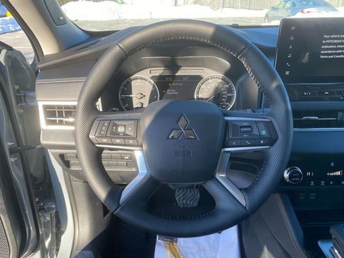 New 2026 Mitsubishi Outlander SE image 15