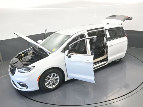 Used 2023 Chrysler Pacifica Touring-L image 66