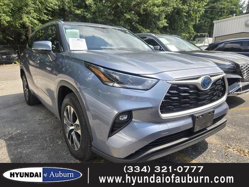 Used 2021 Toyota Highlander XLE FWD image 1