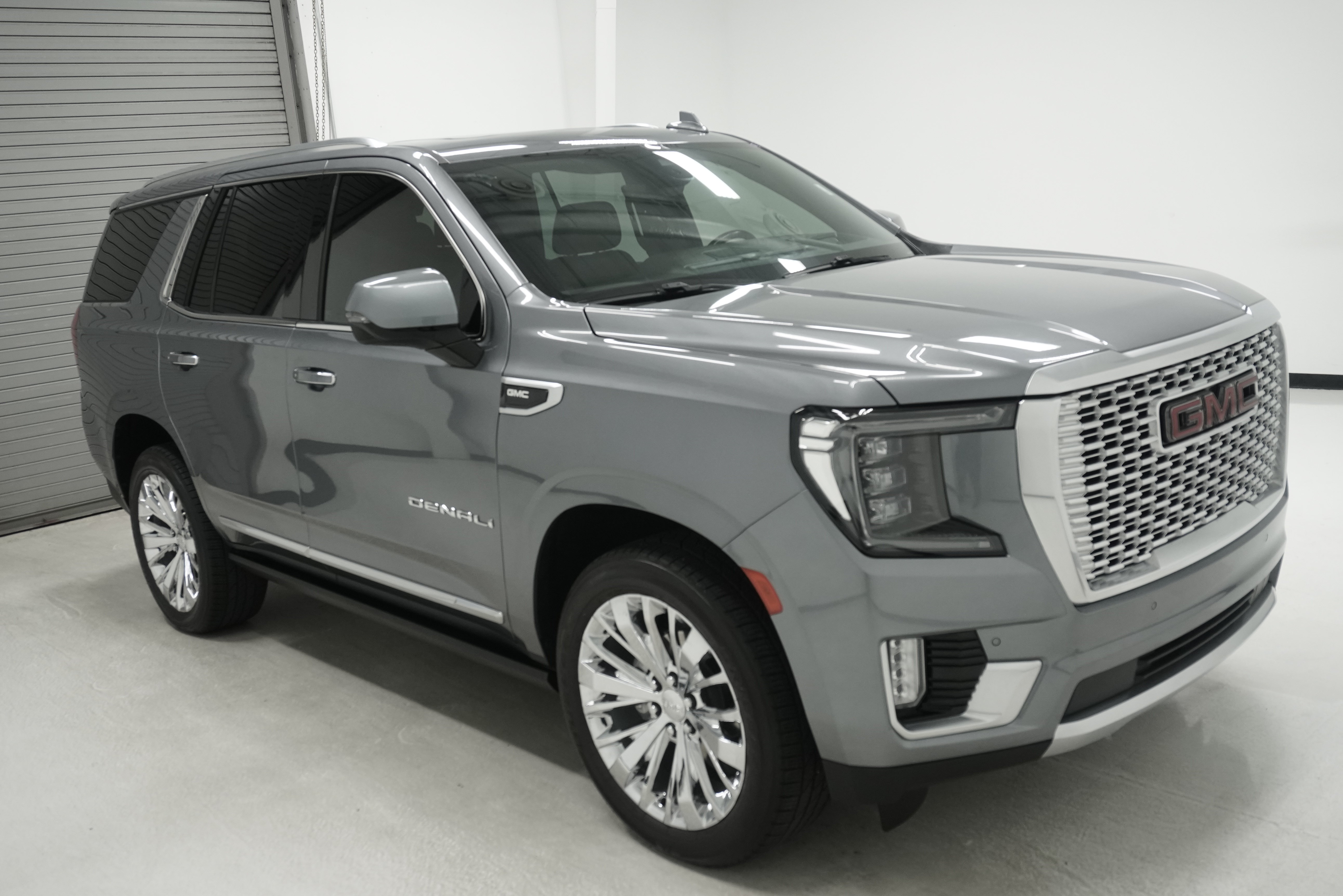Used 2021 GMC Yukon Denali w/ Denali Premium Package AWD/4WD image 3