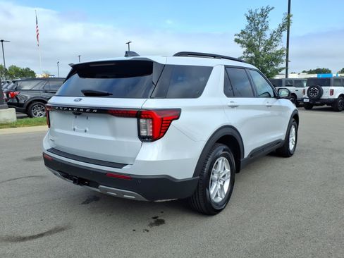 Used 2026 Ford Explorer Active w/ Active Comfort Package RWD image 3
