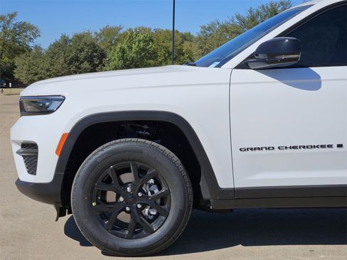 New 2025 Jeep Grand Cherokee Altitude image 9