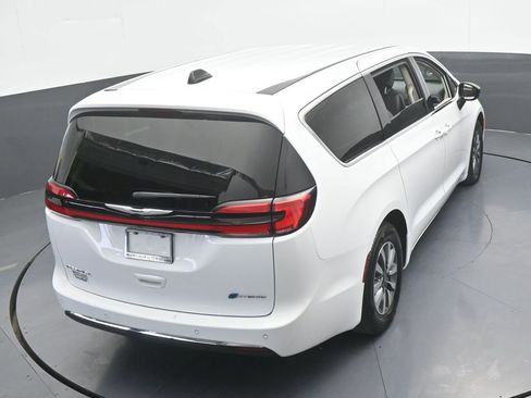 Used 2024 Chrysler Pacifica Select image 46