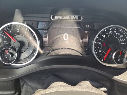 Used 2019 RAM 1500 Laramie AWD/4WD image 12