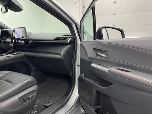 Used 2021 Toyota Sienna XSE w/ XSE Plus Package AWD/4WD image 32