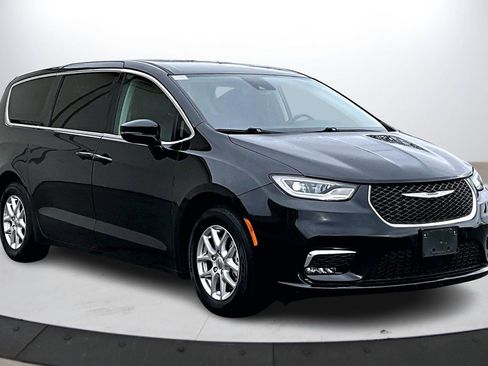 Certified 2024 Chrysler Pacifica Touring-L image 2