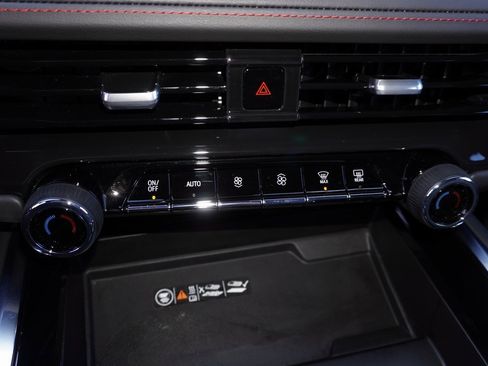 Used 2025 Chevrolet Suburban RST image 21