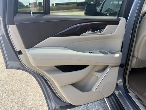 Used 2016 Cadillac Escalade Luxury AWD/4WD image 23