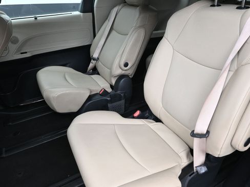 Used 2022 Toyota Sienna XLE image 20