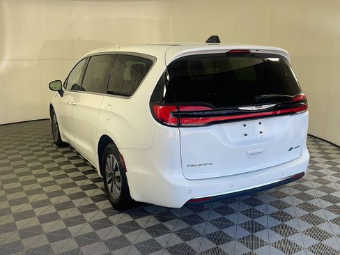 Used 2023 Chrysler Pacifica Touring-L FWD image 9