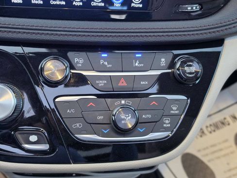 Used 2017 Chrysler Pacifica Limited w/ UConnect Theater Package FWD image 30