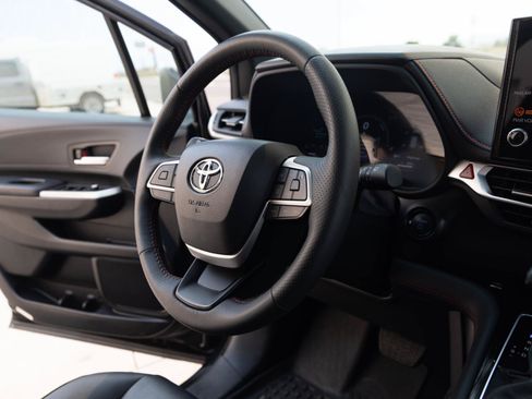 Used 2025 Toyota Sienna XSE AWD/4WD image 31