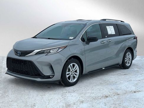 Used 2023 Toyota Sienna XSE image 7