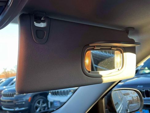 Used 2019 Jeep Cherokee Limited image 30