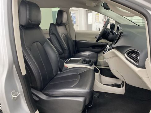 Used 2024 Chrysler Pacifica Touring-L FWD image 20