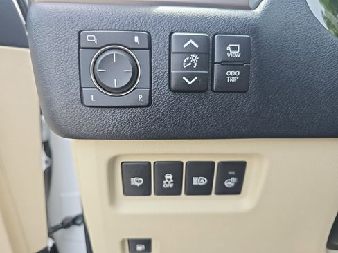 Used 2022 Lexus GX 460 Luxury w/ Accessory Package AWD/4WD image 24