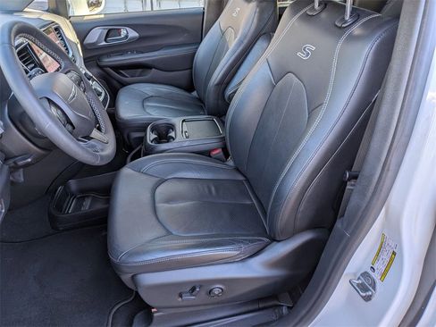 Used 2022 Chrysler Pacifica Touring-L w/ S Appearance Package image 19