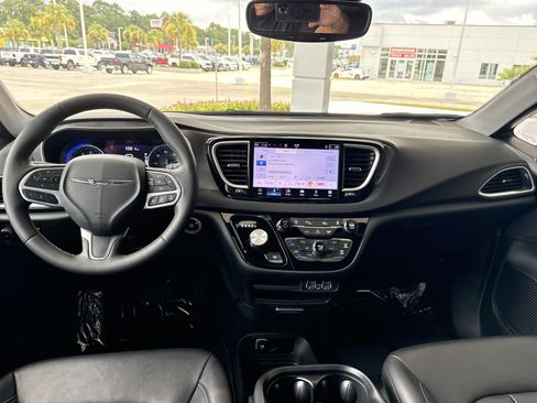 Used 2025 Chrysler Pacifica Select FWD image 26