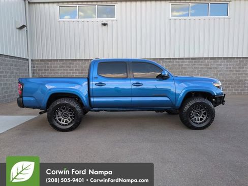 Used 2018 Toyota Tacoma SR5 AWD/4WD image 2