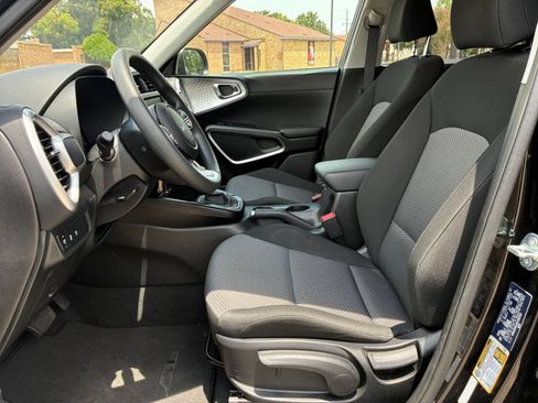 Used 2025 Kia Soul LX w/ LX Technology Package FWD image 20