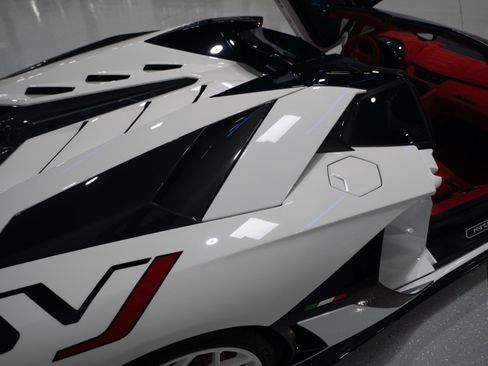 Used 2020 Lamborghini Aventador SVJ AWD/4WD image 13