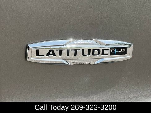 Used 2019 Jeep Cherokee Latitude Plus w/ Cold Weather Group AWD/4WD image 2
