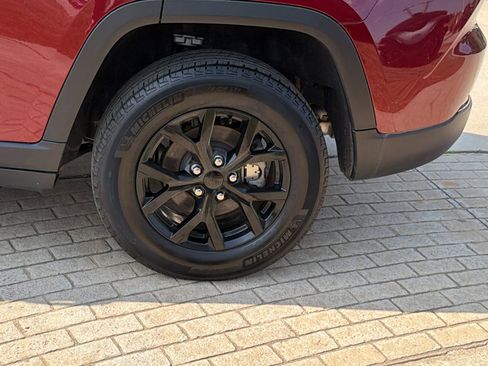 Used 2024 Jeep Grand Cherokee Altitude image 12