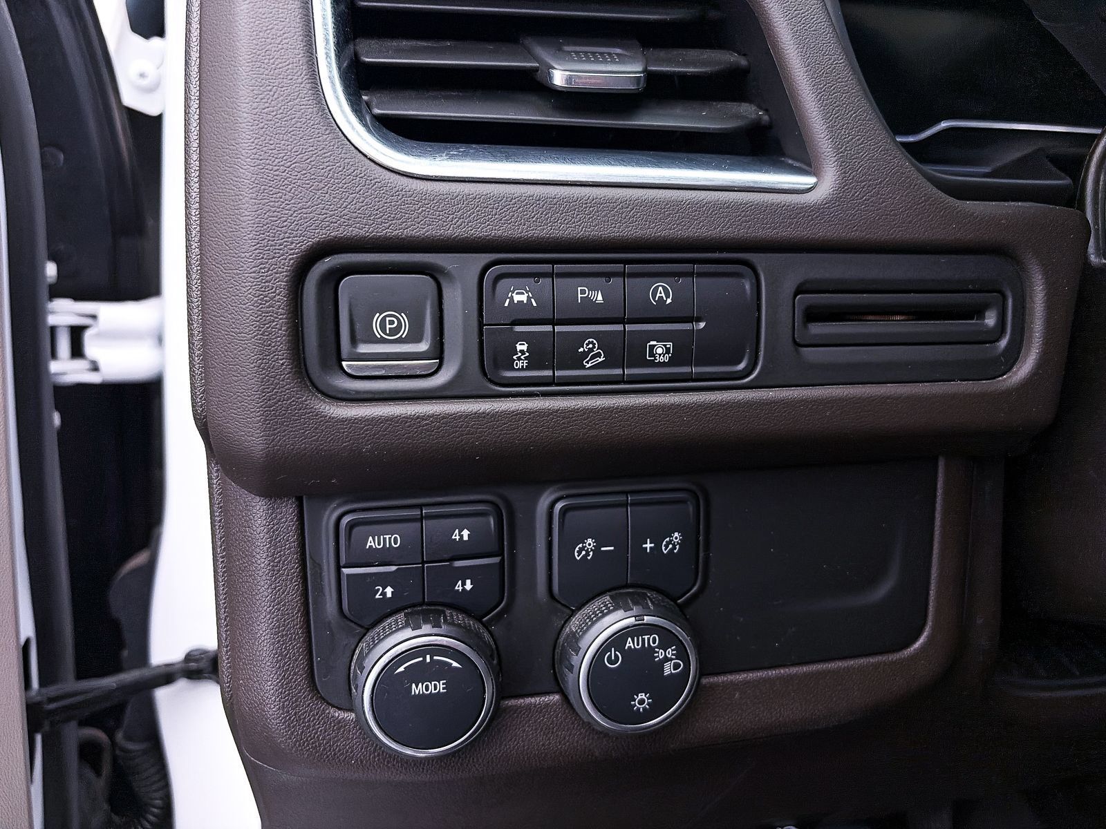Used 2023 Chevrolet Tahoe Z71 w/ Luxury Package AWD/4WD image 12