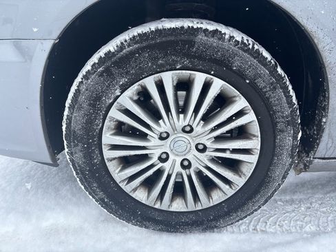 Used 2013 Chrysler Town & Country Touring-L w/ Driver Convenience Group image 9