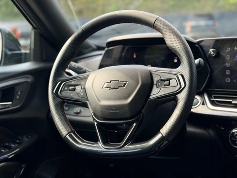 Used 2025 Chevrolet Trax RS w/ Sunroof Package FWD image 22