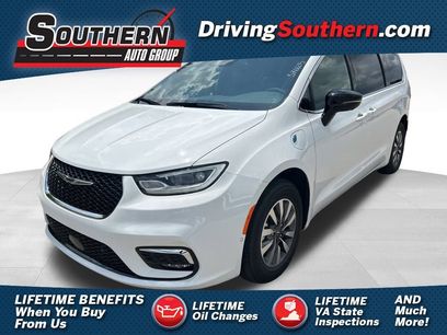 New 2025 Chrysler Pacifica Select w/ Uconnect Theater Family Group