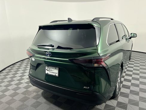 Used 2025 Toyota Sienna XLE image 3