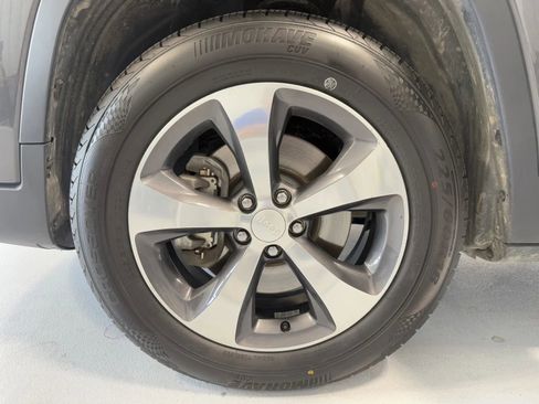 Used 2019 Jeep Cherokee Limited AWD/4WD image 43