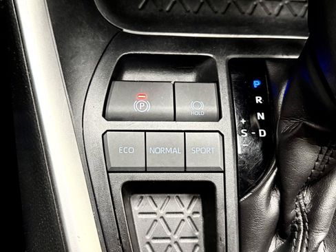Used 2020 Toyota RAV4 LE w/ Carpet Mat Package FWD image 27